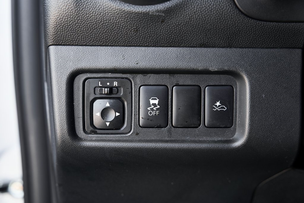 Vehicle image 32 of 48