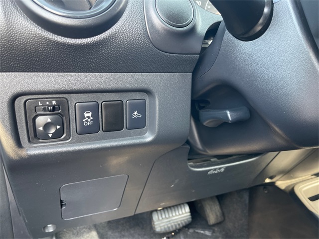 Vehicle image 33 of 34