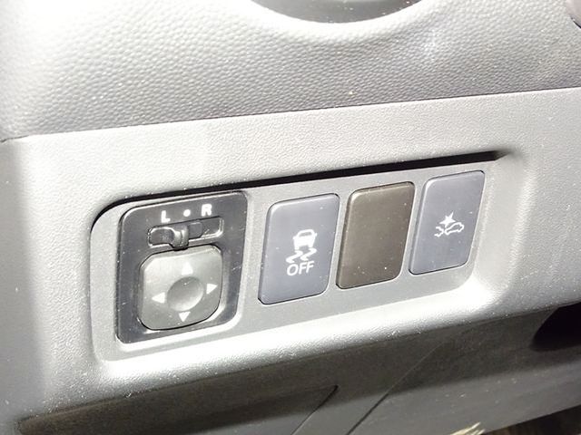 Vehicle image 25 of 33