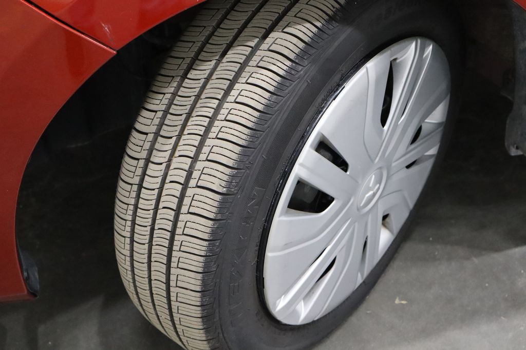 Vehicle image 32 of 34
