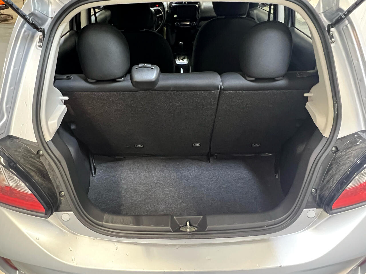 Vehicle image 11 of 24