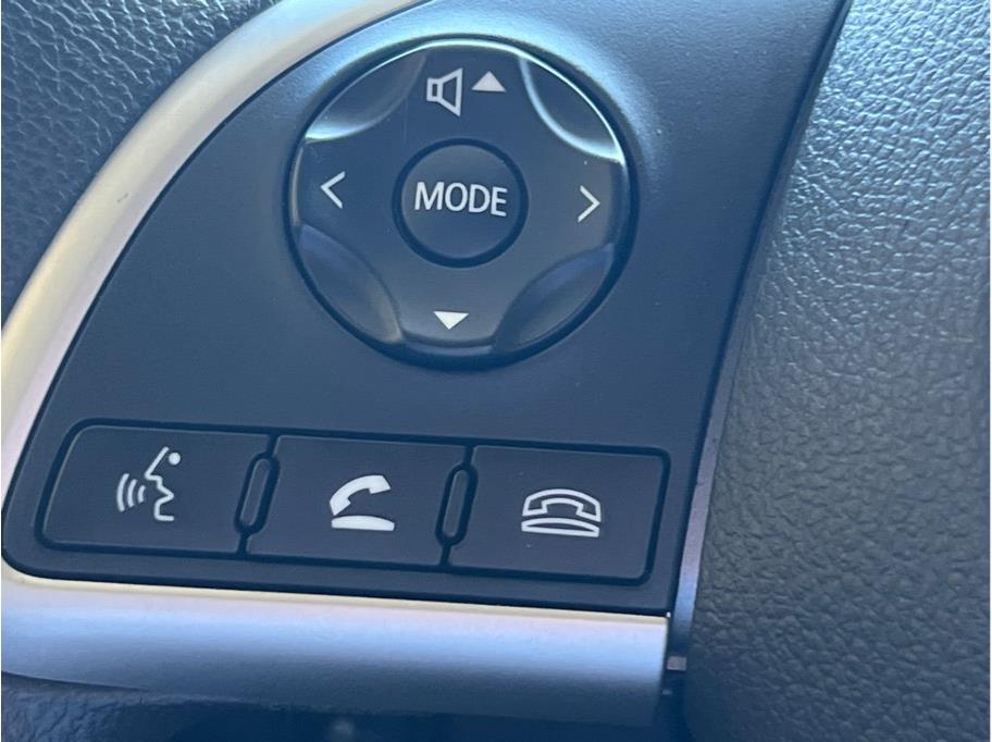 Vehicle image 21 of 25