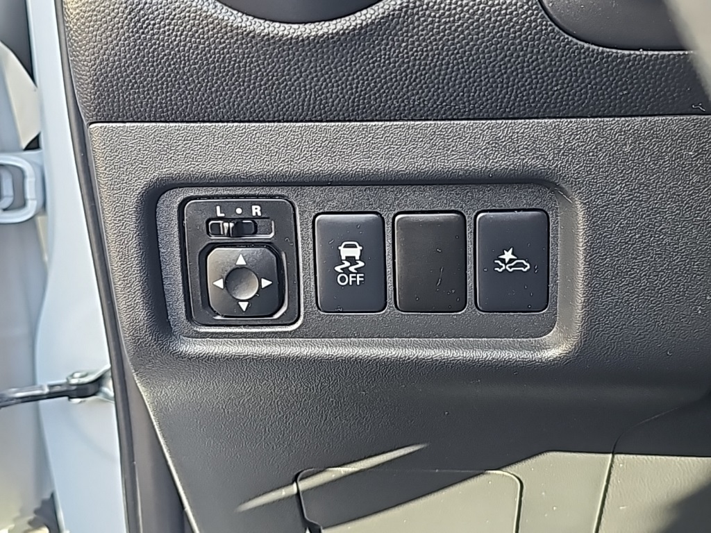 Vehicle image 17 of 35