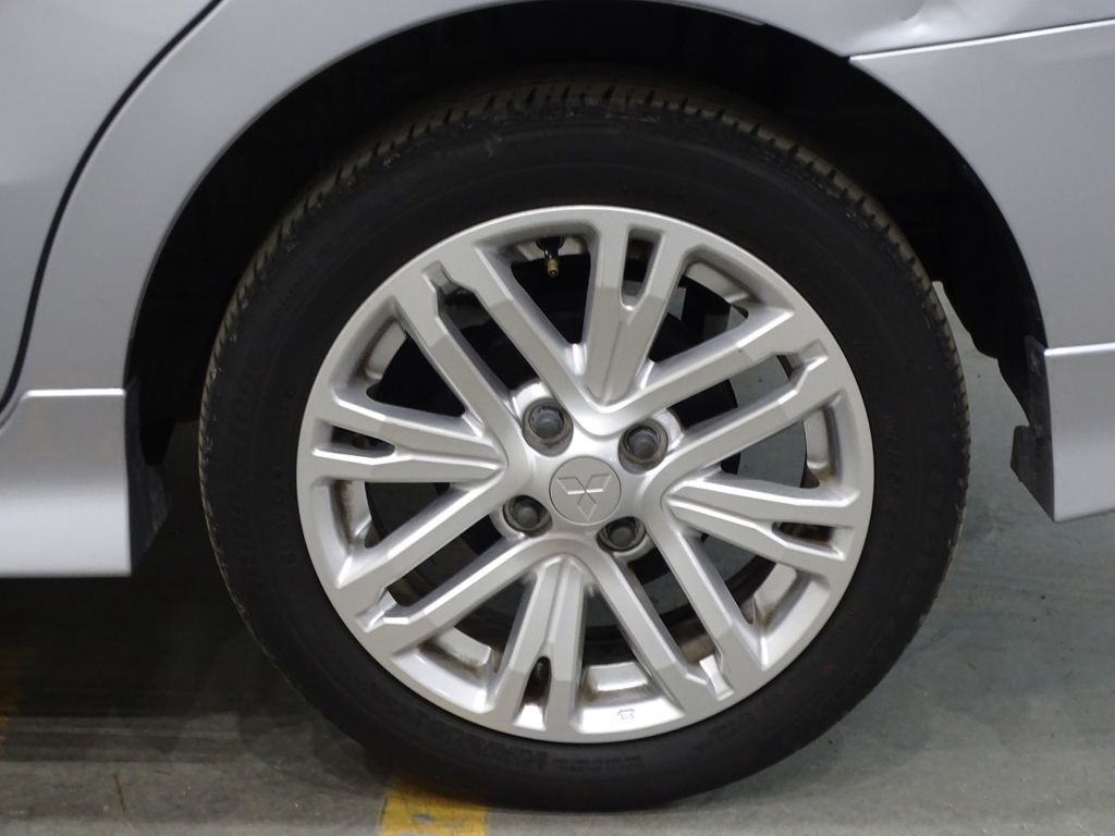 Vehicle image 31 of 34
