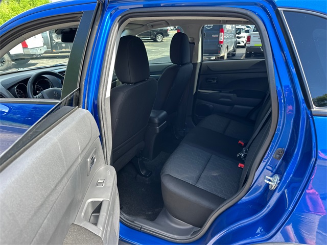 Vehicle image 33 of 38