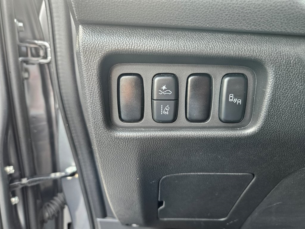 Vehicle image 21 of 38