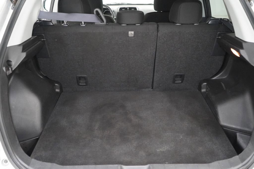 Vehicle image 25 of 40
