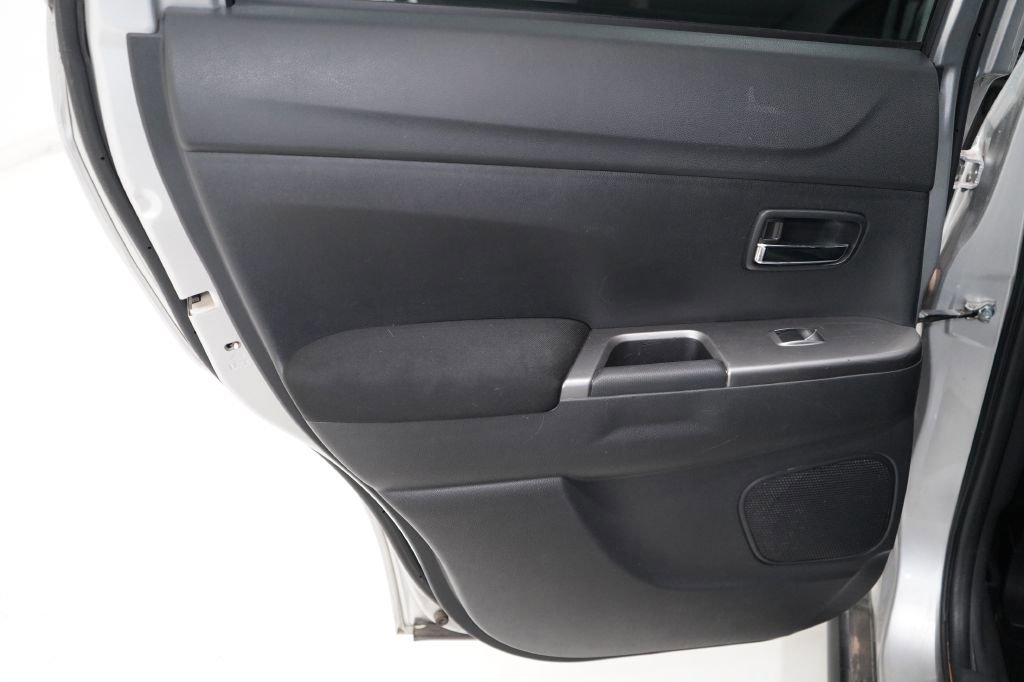 Vehicle image 23 of 40