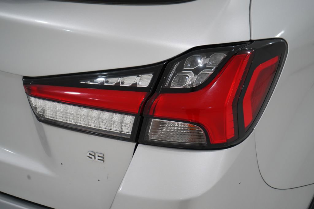 Vehicle image 19 of 40