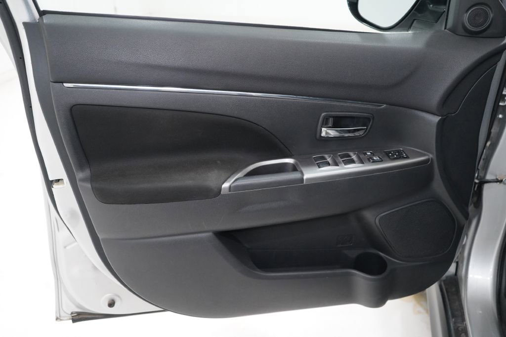 Vehicle image 21 of 40