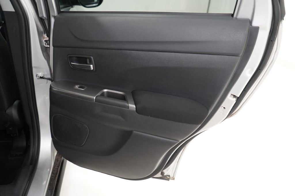 Vehicle image 26 of 40
