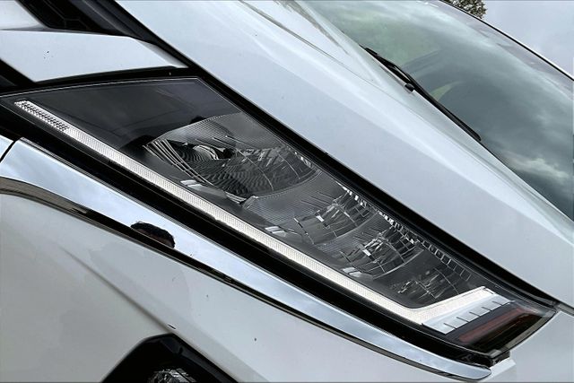 Vehicle image 26 of 31
