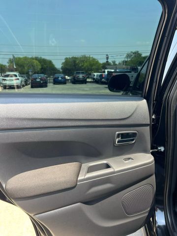 Vehicle image 33 of 36