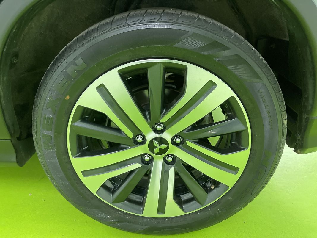 Vehicle image 13 of 27