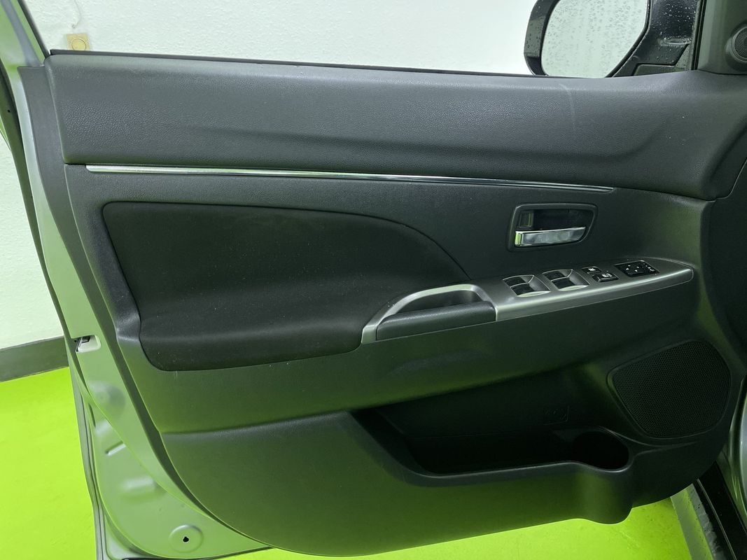 Vehicle image 14 of 27