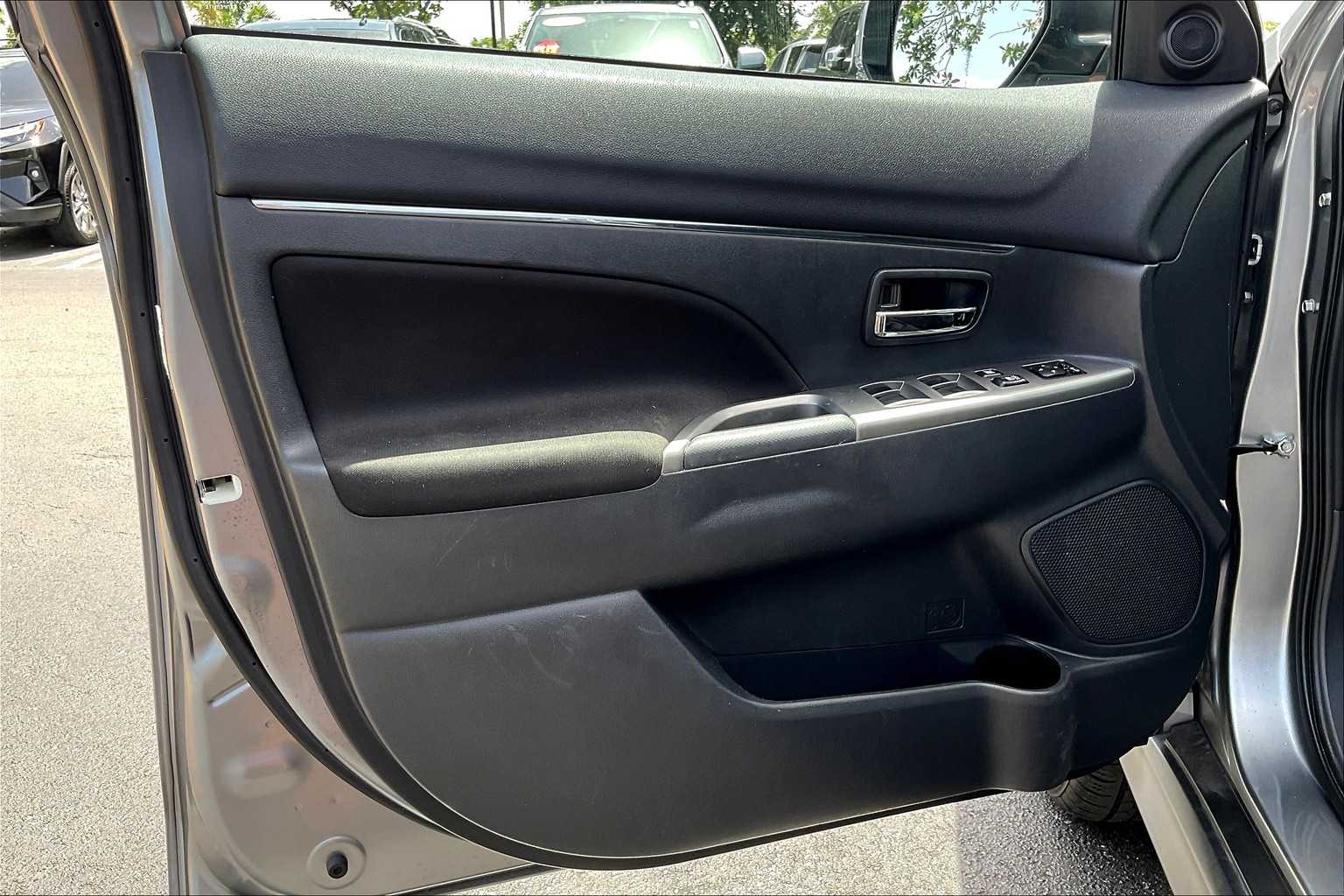 Vehicle image 21 of 29