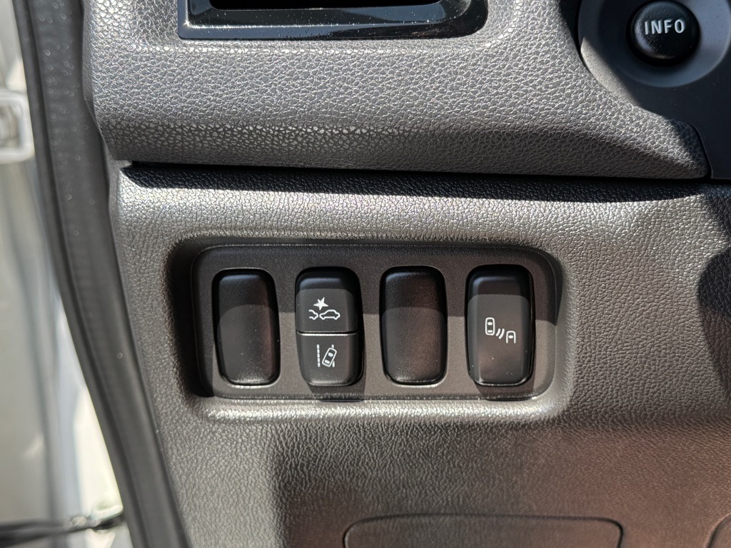 Vehicle image 23 of 32