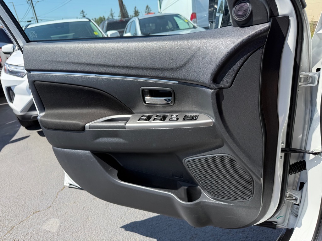 Vehicle image 22 of 32