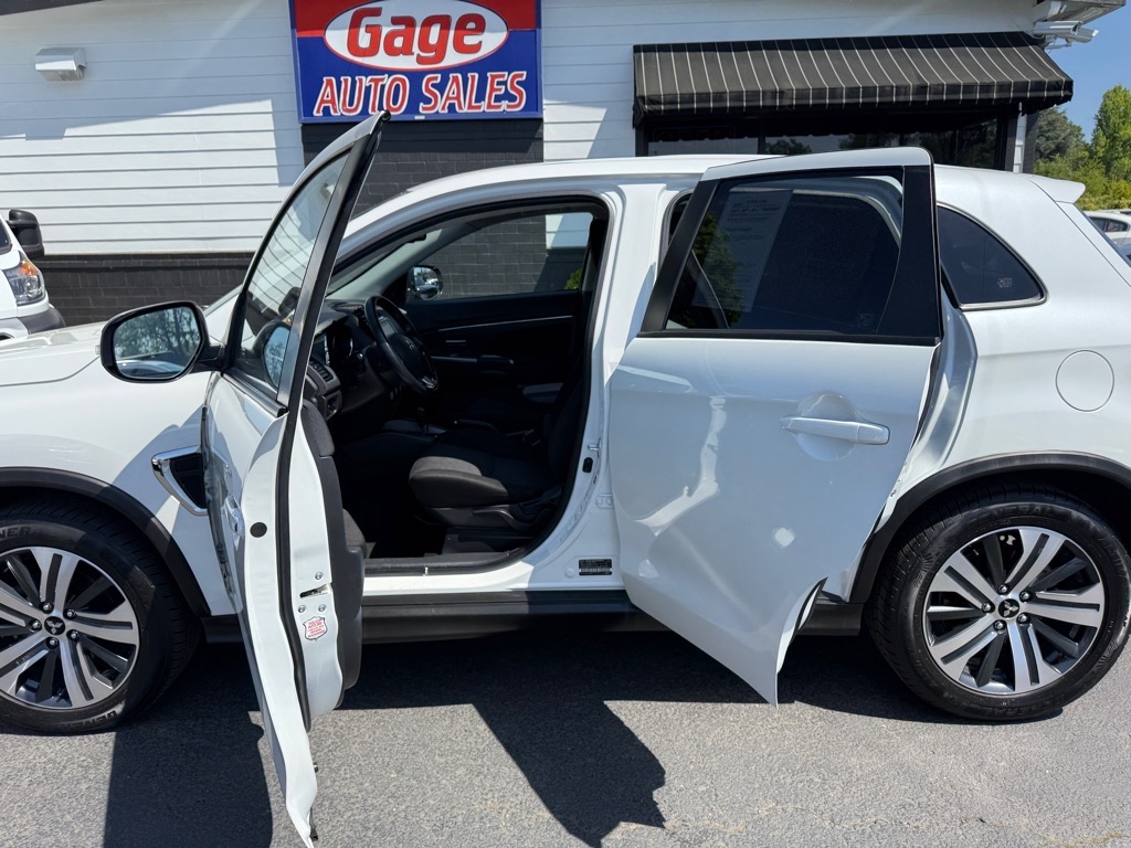 Vehicle image 10 of 32