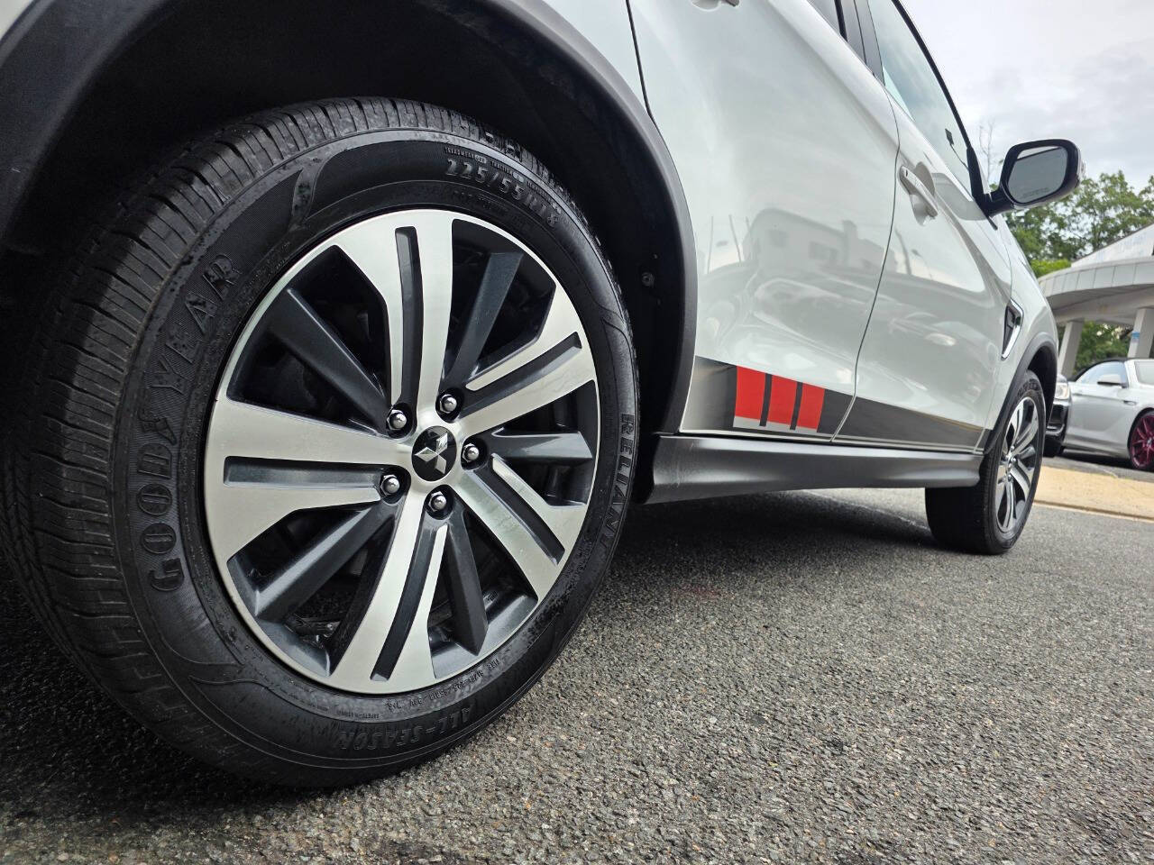 Vehicle image 25 of 27