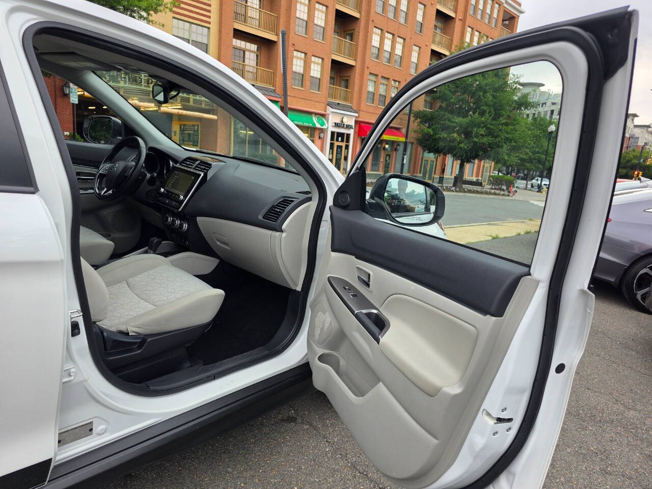 Vehicle image 20 of 27