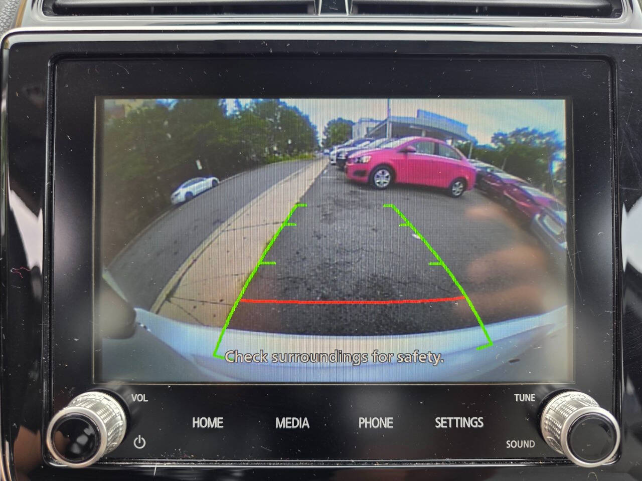 Vehicle image 11 of 27
