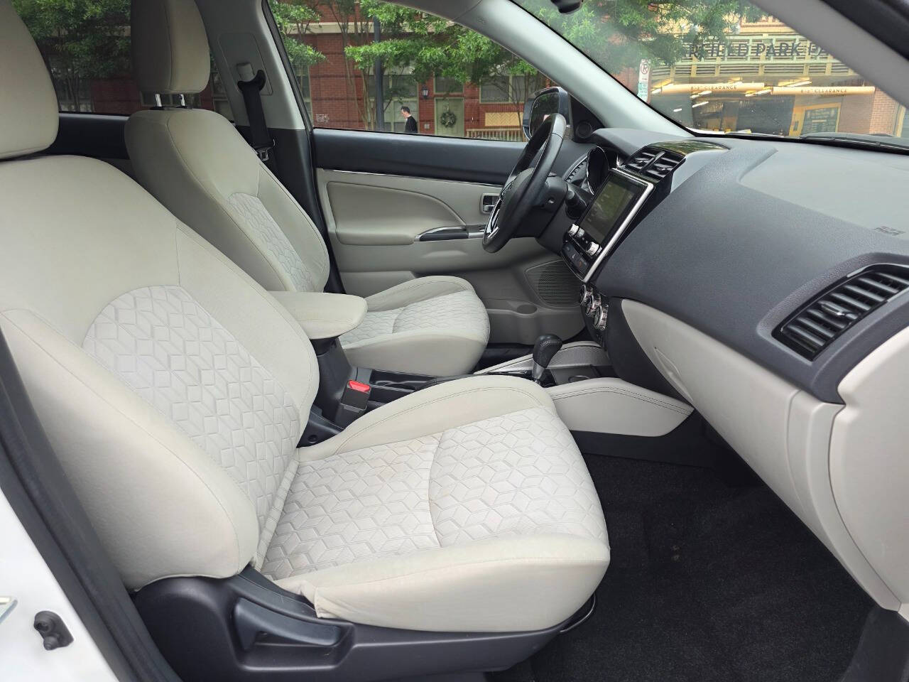 Vehicle image 19 of 27
