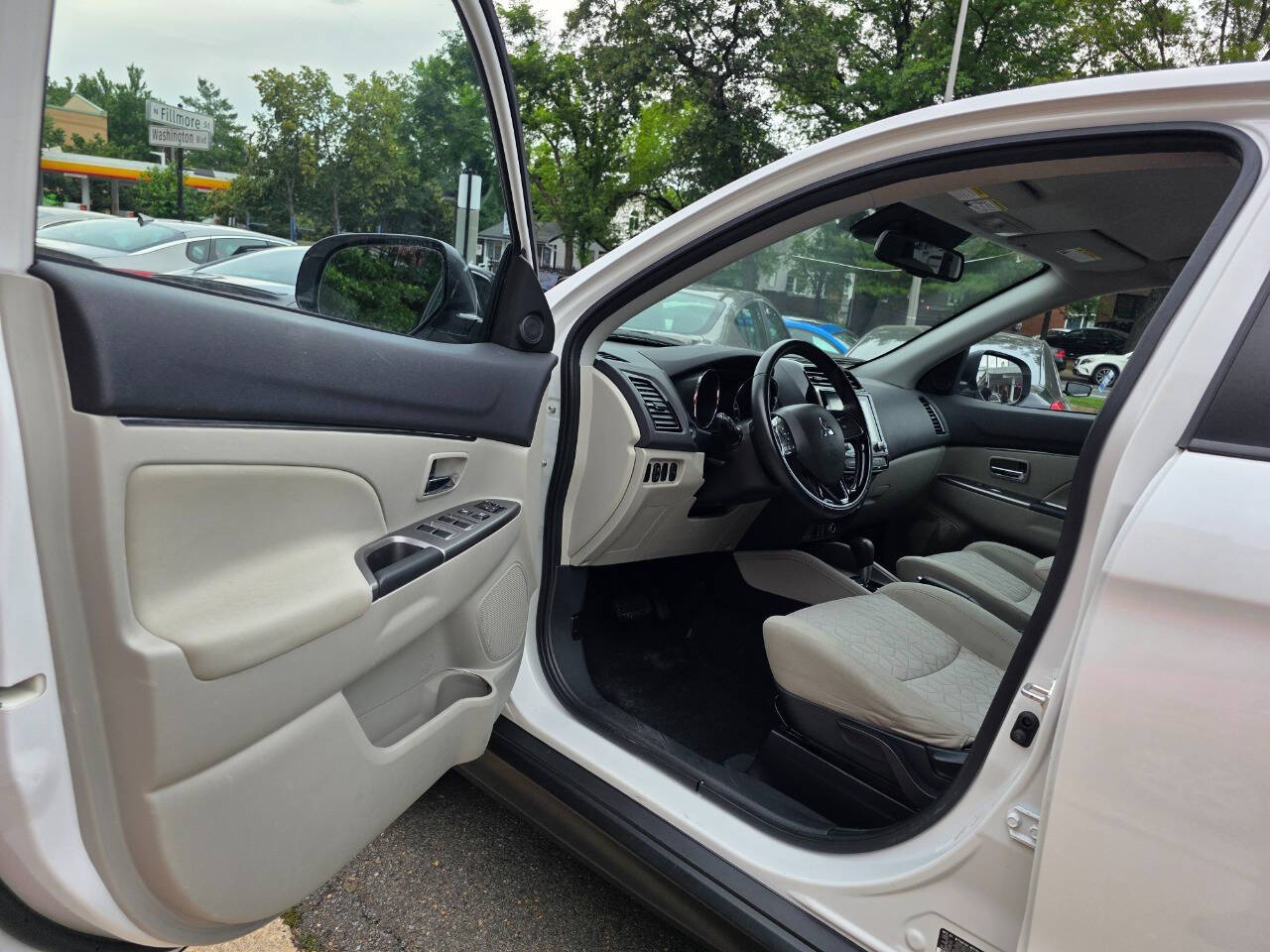 Vehicle image 9 of 27