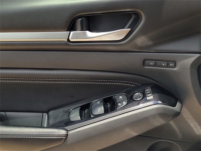 Vehicle image 25 of 48