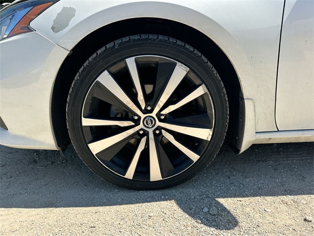 Vehicle image 17 of 28