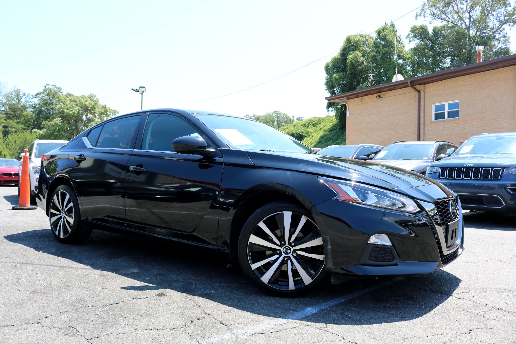 2021 Nissan Altima 2.5 SR Image 2 of 46