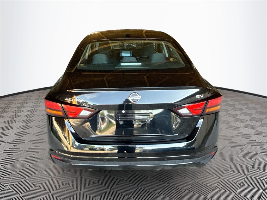 2021 Nissan Altima 2.5 SV Image 2 of 30