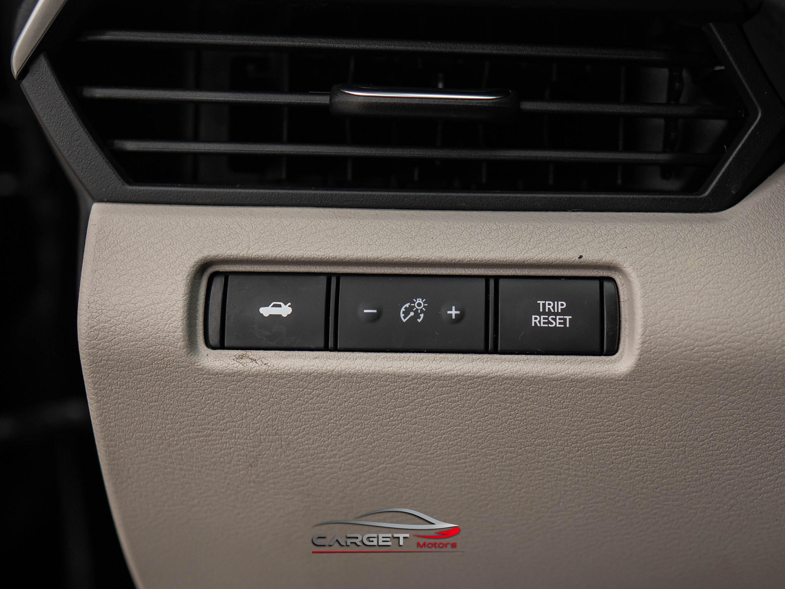 Vehicle image 32 of 46