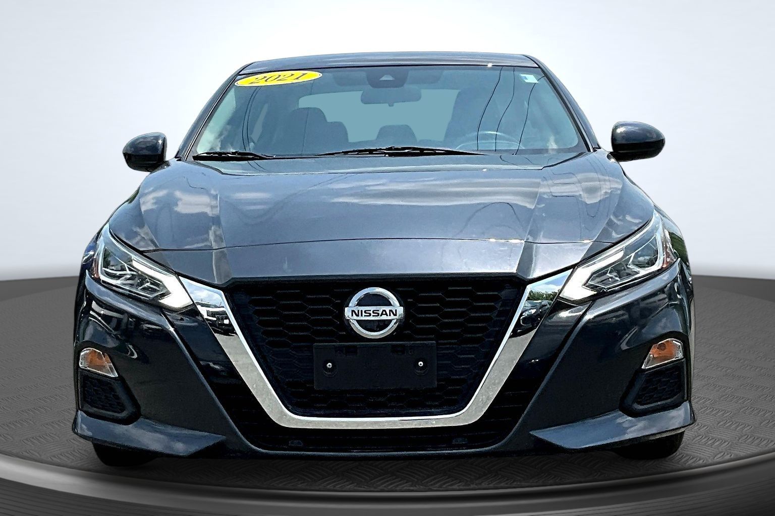 2021 Nissan Altima 2.5 SV Image 2 of 29