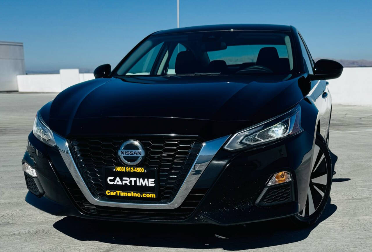 2021 Nissan Altima 2.5 SV Image 2 of 30