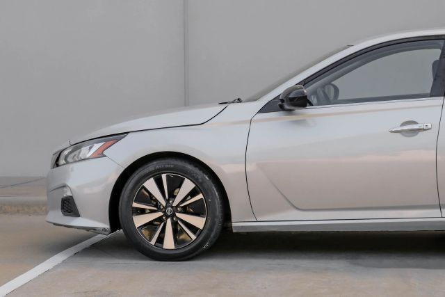 2021 Nissan Altima 2.5 SV Image 4 of 19