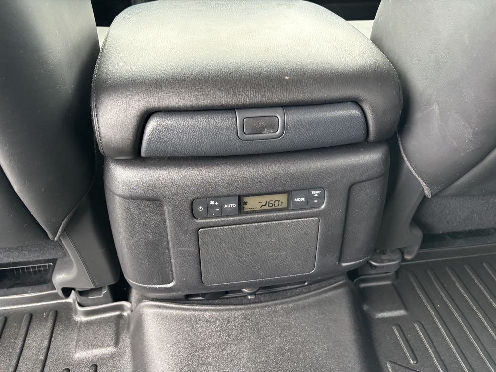 Vehicle image 27 of 40
