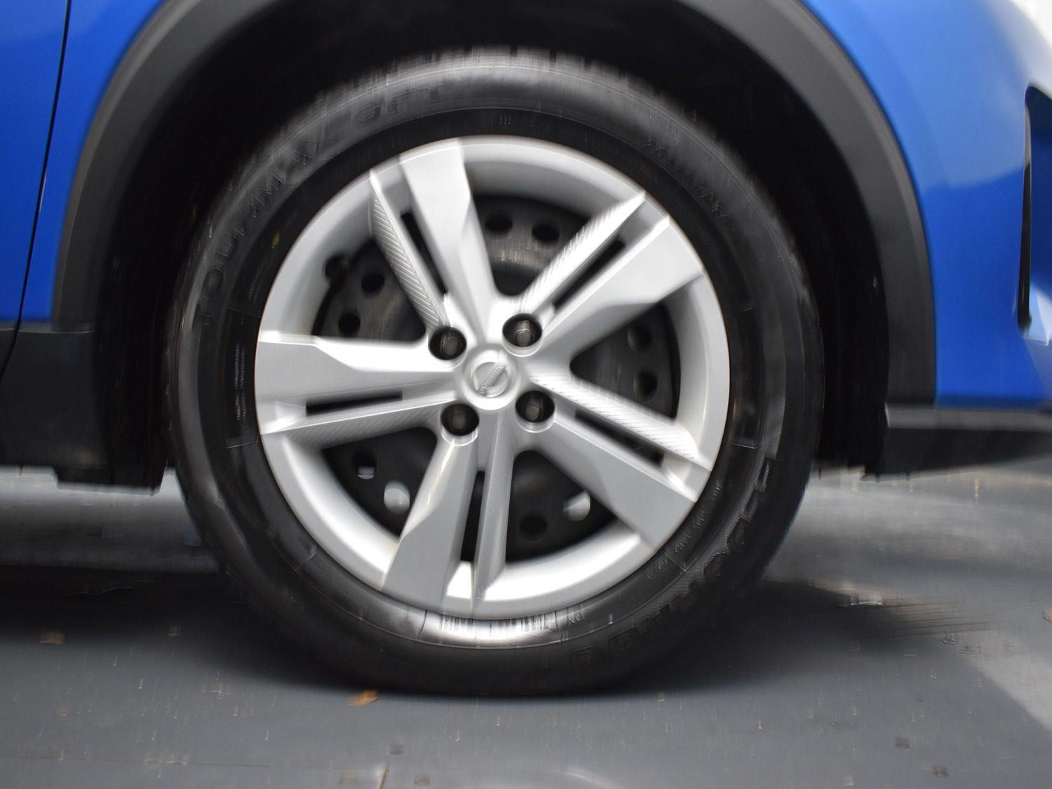 Vehicle image 17 of 25