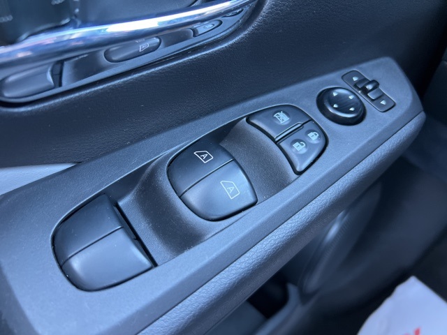 Vehicle image 14 of 32