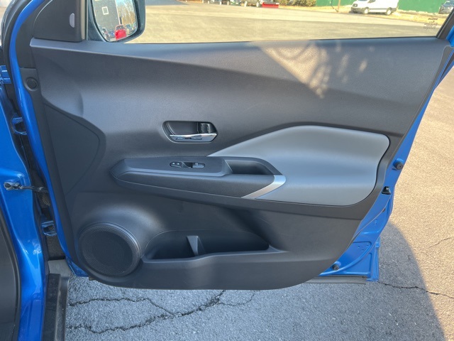 Vehicle image 28 of 32