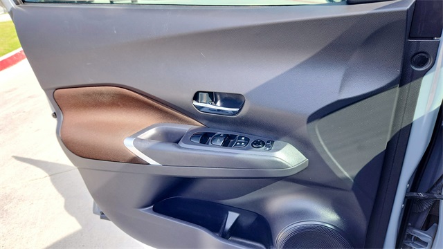 Vehicle image 17 of 32