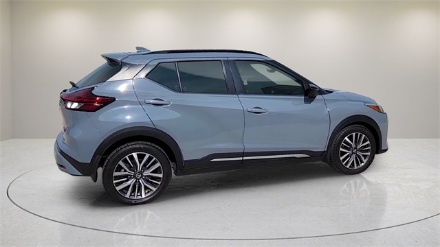Vehicle image 4 of 32