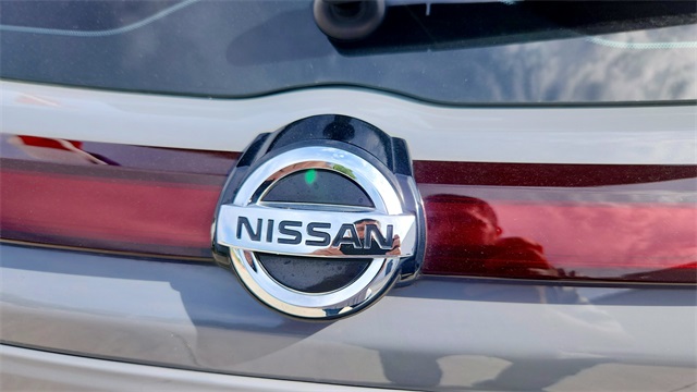 Vehicle image 21 of 32