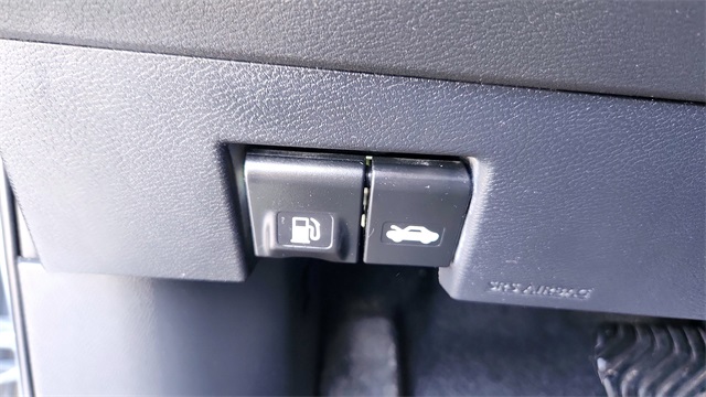 Vehicle image 26 of 32