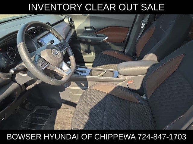 Vehicle image 10 of 21