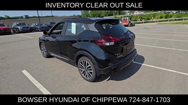 Vehicle image 8 of 21