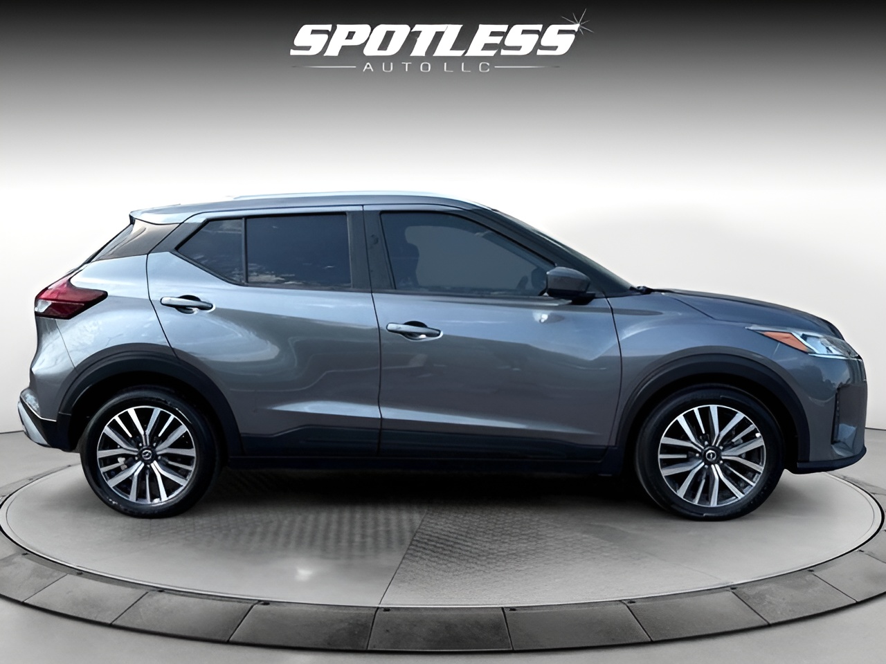 Vehicle image 33 of 37