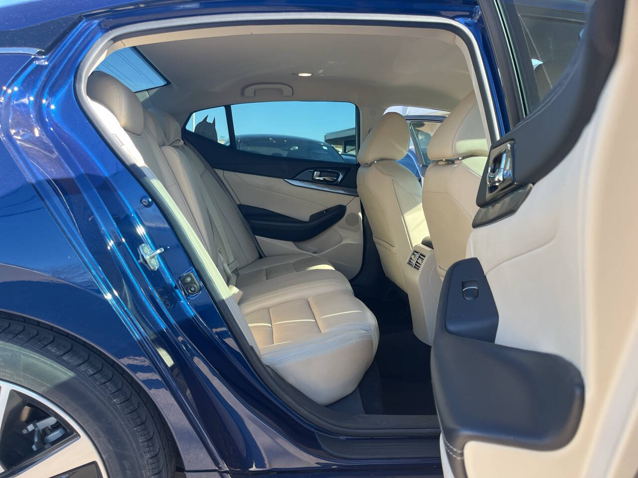 Vehicle image 9 of 11