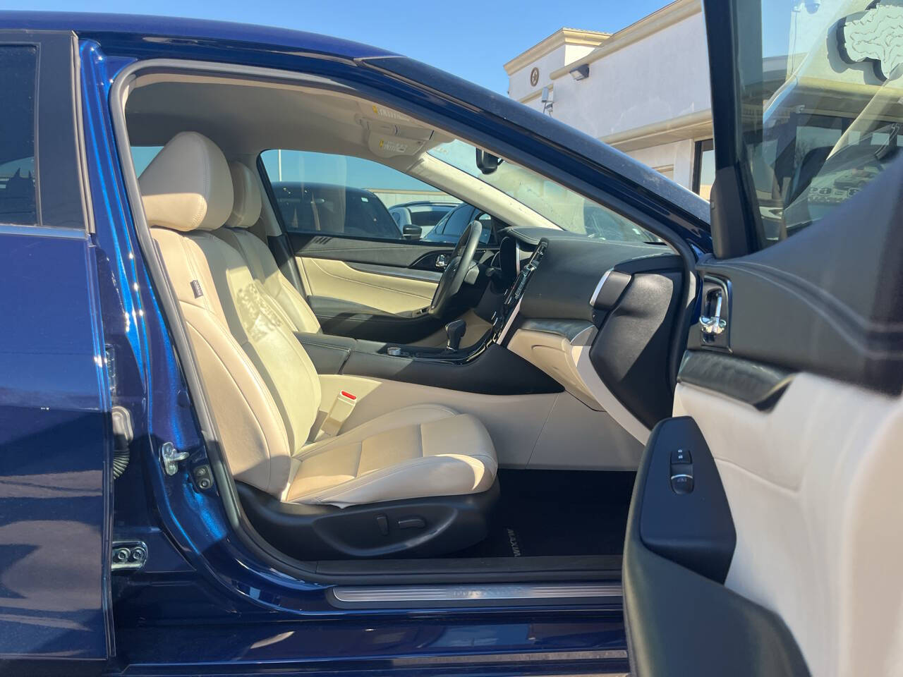 Vehicle image 10 of 11