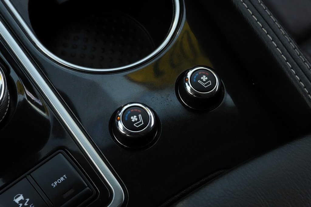 Vehicle image 19 of 30